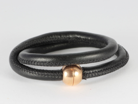 armband-collier met zwart nappaleer en roségoud magneetslot