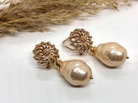 oorbellen met vergulde oorstekers en grote shell parel