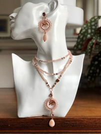 set lang collier en oorbellen roze