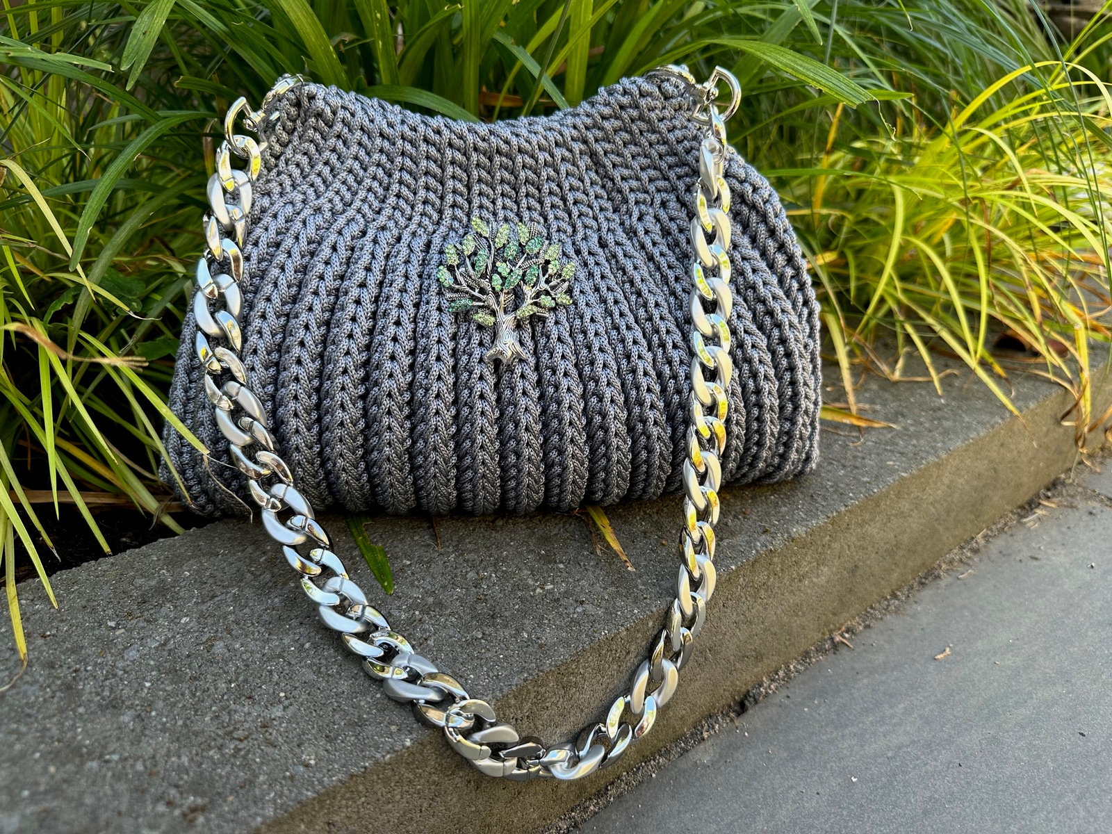 Tas handmade in grijs met boom broche