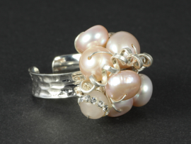zilveren ring met roze parels en rozenkwarts