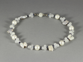 collier met witte parels en bergkristal