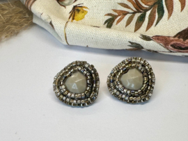 Oorbellen handmade bead embroidery beige