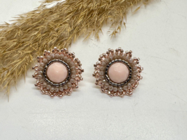 Oorbellen bead embroidery roze