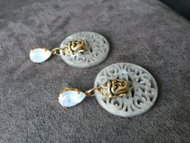 oorbellen lang vergulde oorstekers met lichtblauw opaal fancy stone en budha