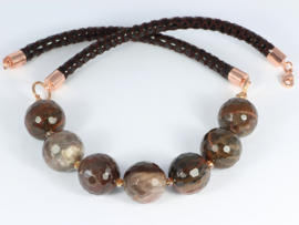 collier kort met bruin leer en versteend hout facet geslepen