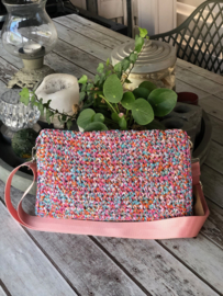 Raffia clutch  in roze blauw met hart