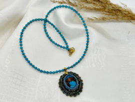 Collier / ketting howliet blauw met cabochon