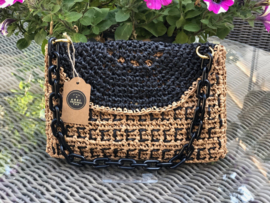 raffia clutch in zandkleur en zwart