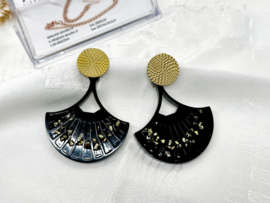 oorbellen zwart met goud epoxy
