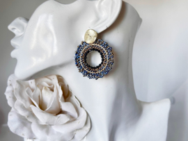 Oorbellen bead embroidery blauw goud en spinel