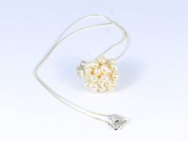 collier met witte parelbol