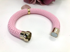 Armband dik koord roze met rozenkwarts hart