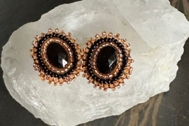 Oorbellen bead embroidery zwart rosegoud