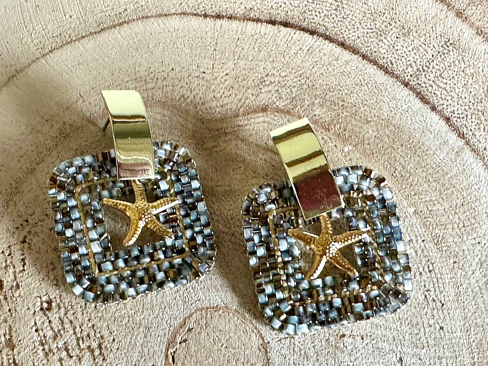 oorbellen beaded met zeester vierkant goud grijs