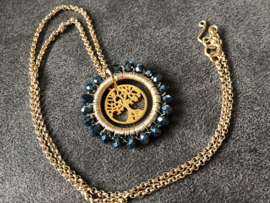 collier lang goud medaillon donkerblauw kristal