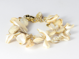 armband parelmoer beige met kristalletjes in goudkleur