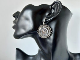 oorbellen bead embroidery grijs