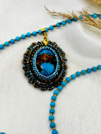 Collier / ketting howliet blauw met cabochon