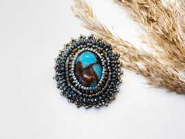 Broche bead embroidery blauw bruin