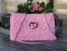 Tas clutch handmade roze met hart broche