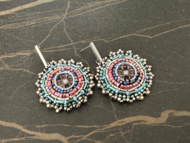 oorbellen bead embroidery mandala roze blauw