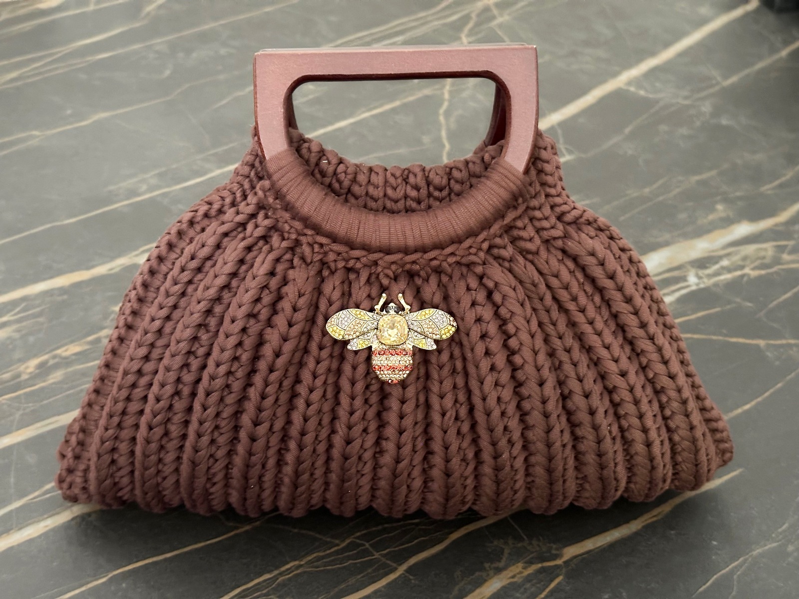 Tas handmade Ansi Original in bruin met vlinder broche