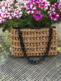 raffia clutch in zandkleur en zwart