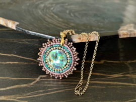 collier/ketting met bead embroidery abalone shell