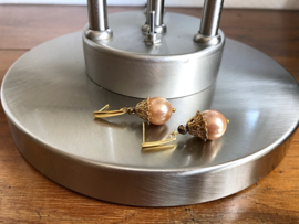 oorbellen goud met pyriet en shell parel zalmkleur