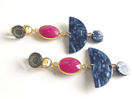 oorbellen lang goud met clips in blauw en fuchsia