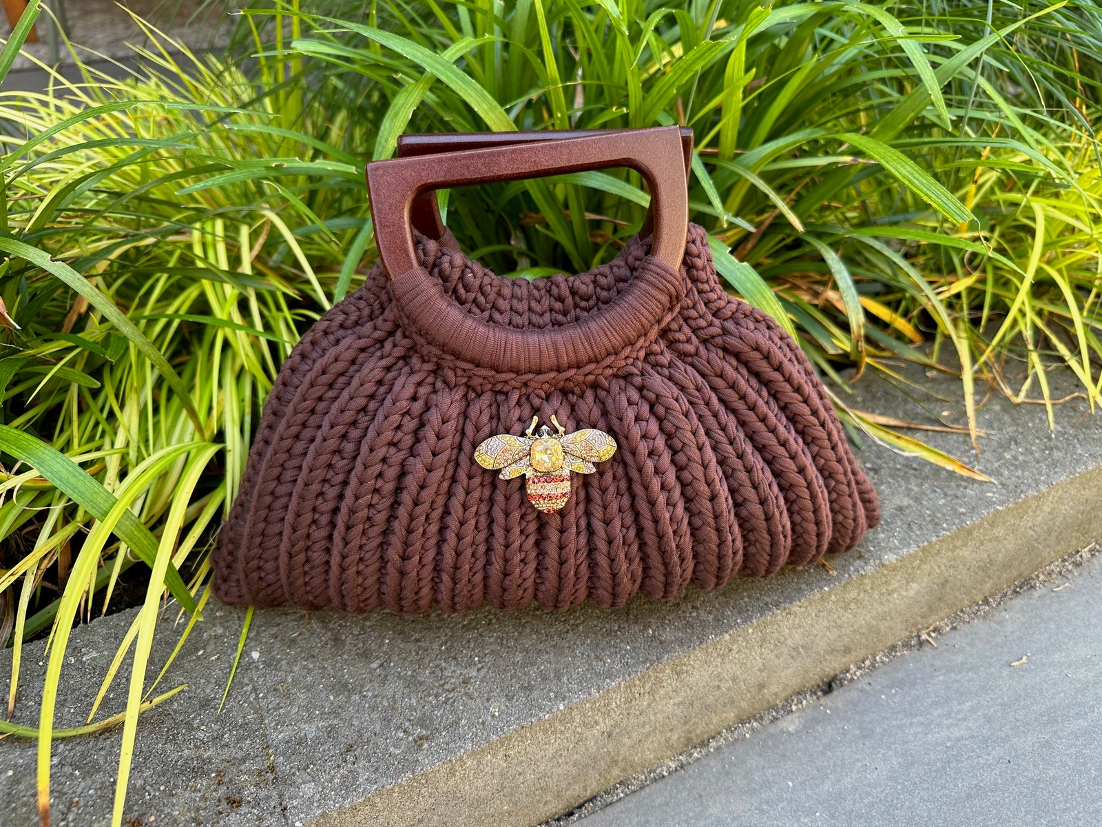 Tas handmade Ansi Original in bruin met vlinder broche