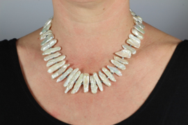 collier met witte biwaparels en swarovski