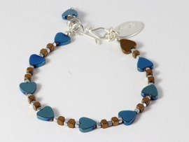 Armband met hematiet hartjes in metalic blauw