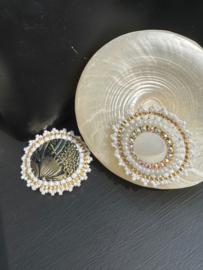 oorbellen bead embroidery oorknoppen studs parelmoer wit rond