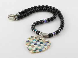 collier kort met onyx, hematiet en abalone schelp