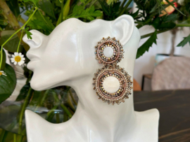 statement bead embroidery oorbellen XL parelmoer wit