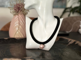 collier zwart met shell parel