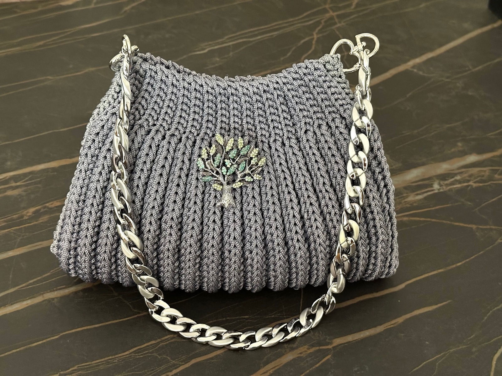 Tas handmade in grijs met boom broche