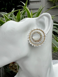 oorbellen bead embroidery oorknoppen studs parelmoer wit rond