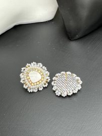 oorbellen bead embroidery studs druppel parelmoer wit