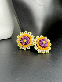 oorbellen bead embroidery oorknoppen studs bloem paars lime