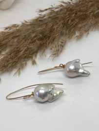 oorbellen goldfill met grote barokparel wit