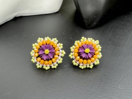 oorbellen bead embroidery oorknoppen studs bloem paars lime