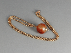 collier in rosé goud met facet geslepen carneool