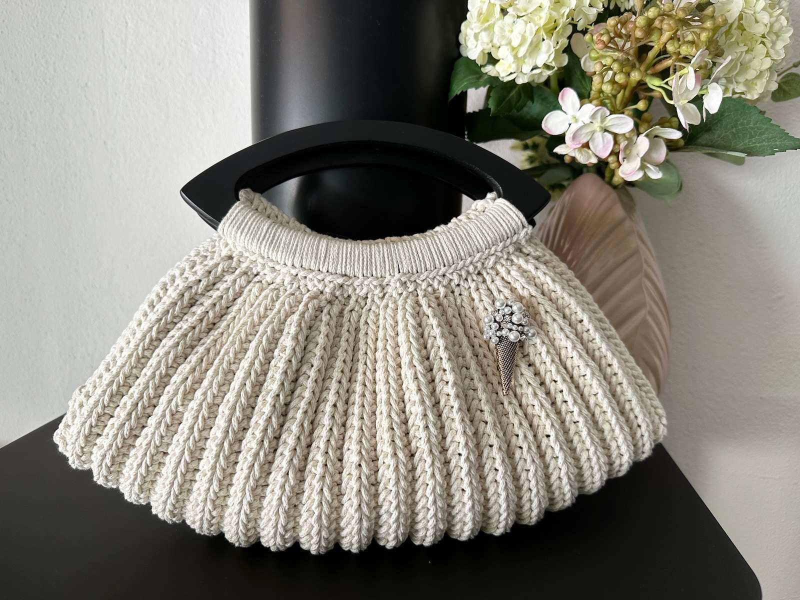 Tas handmade gebroken wit met ijsje broche