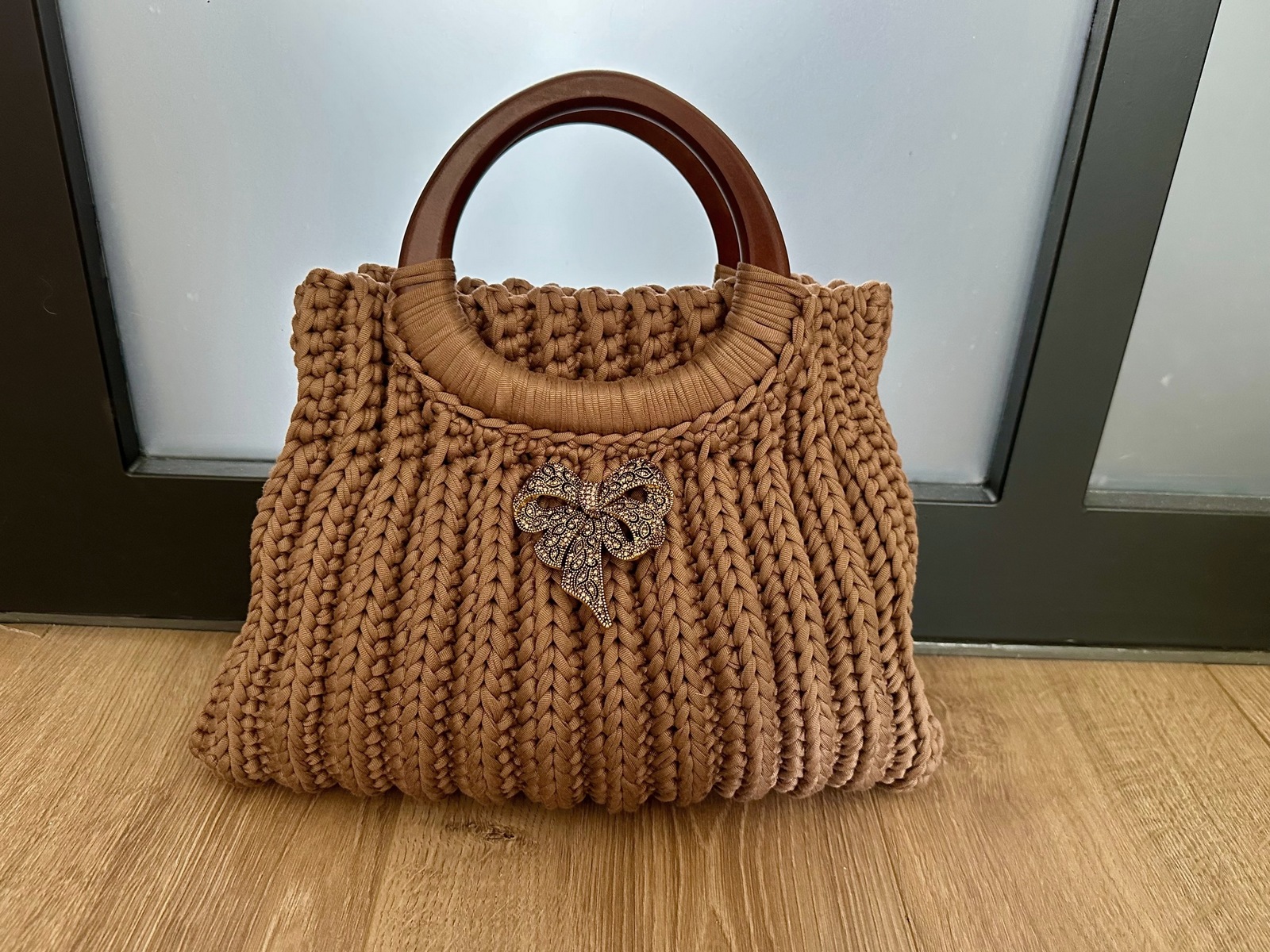 Tas handmade van Ansi Original met strik broche