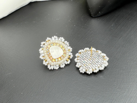 oorbellen bead embroidery studs druppel parelmoer wit