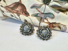 Oorbellen handmade bead embroidery hart grijs