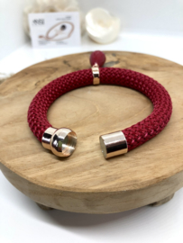 armband met donker rood koord en jade druppel